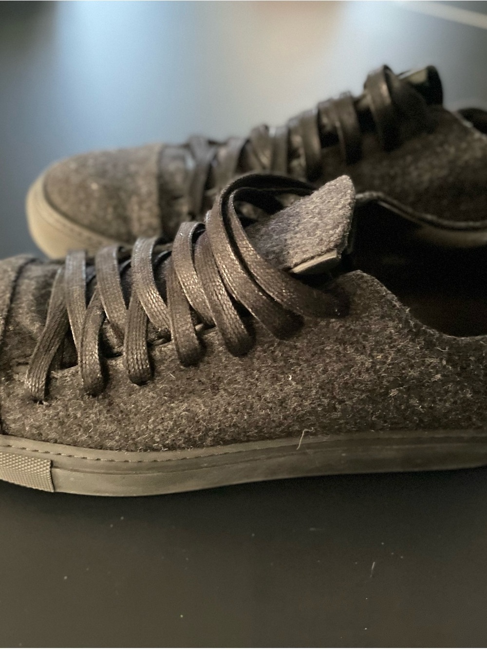 John Varvatos Men's Charcoal Gray Low-Top Sneakers 10.5 - Picture 2 of 4